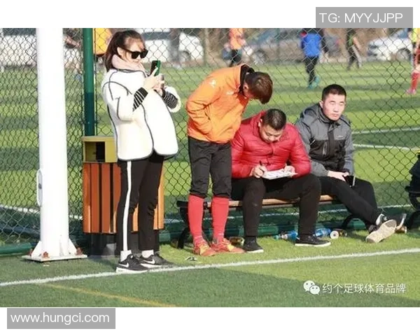 球星罚站足球引发关注展现竞技魅力与体育精神风采